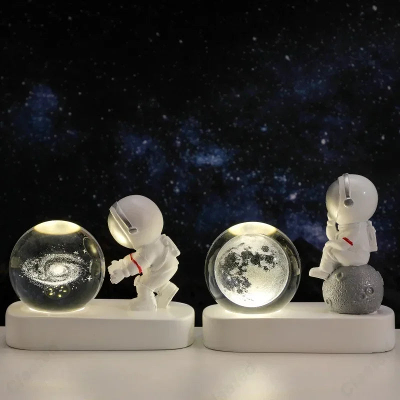 Creative Astronaut Starry Sky Stroll USB Night Light with Carved Crystal Ball and Luminous Base, Home Decoration Light